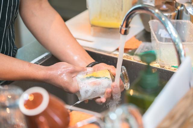 Sempre lave os copos primeiro, antes do restante da louça (Créditos: Shutterstock)