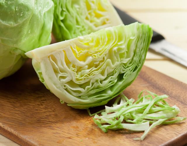 Já pensou em substituir alface por repolho? Entenda por que e aprenda como usá-lo em suas receitas!