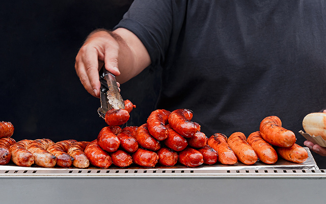 Pare de fritar linguiças: elas ficam mais suculentas e saborosas com esta dica simples do açougueiro