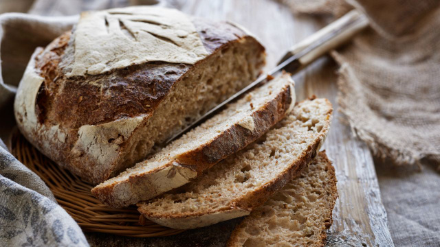 Quais são os benefícios do pão de fermentação natural, qual o melhor momento para consumi-lo e quais são as receitas caseiras fáceis?