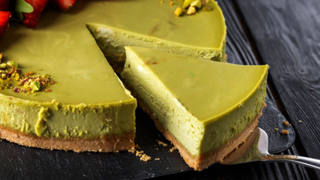 Cheesecake de pistache firme com base feita de massa árabe de kadaif assado até dourar (Créditos: TudoGostoso)