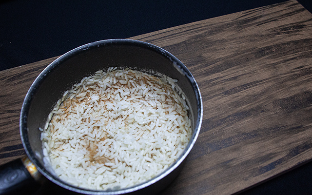 Eu aposto que você nunca pensou em salvar o arroz queimado assim, mas esse de chef profissional vai salvar o seu prato!