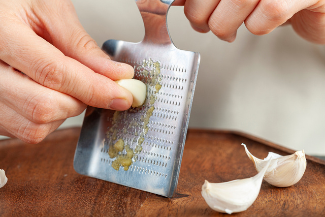 Minha vida na cozinha mudou depois que aprendi esse truque: ralar o alho faz toda a diferença