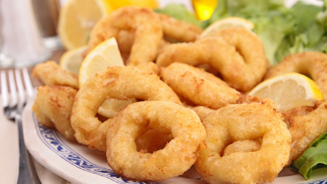 Isabel, cozinheira: "A lula frita não é empanada em farinha de trigo; ela fica crocante com farinha de grão-de-bico."