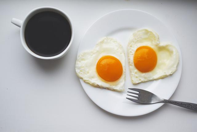 Tentei comer 2 ovos no café da manhã por 2 semanas e estes são os benefícios que tive