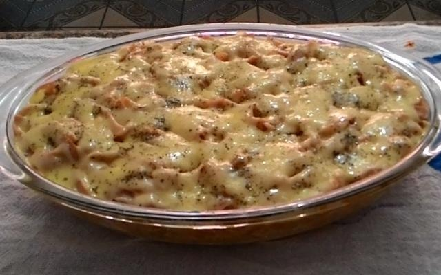 A batata de forno fica mais saborosa com frango junto na mistura (Créditos: TudoGostoso/Paula Cristina)