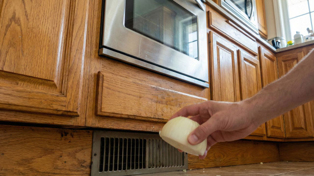 Esfregar cebola nas grades da casa: para que serve e por que recomendam