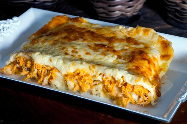 Cuidado! Essa receita de lasanha de frango aos quatro queijos vai te viciar e você vai querer fazer a semana toda
