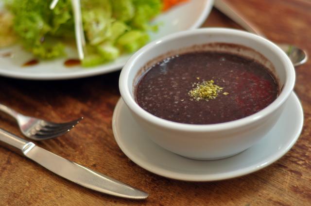 Caldo de feijão com linguiça calabresa (Créditos: Shutterstock)