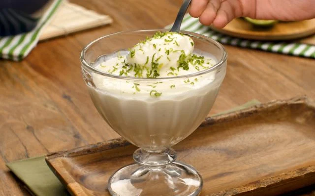 Mousse de limão rápido é para quem quer deixar o doce pronto em minutos sem perder as festas (Créditos: TudoGostoso)