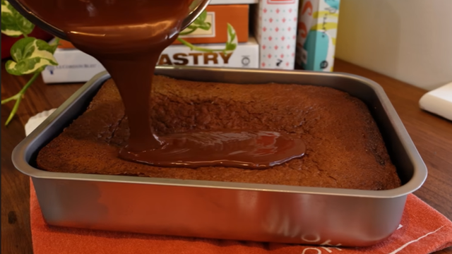 Cobertura de ganache ajuda a deixar o bolo de chocolate sem farinha mais gostoso. (créditos: reprodução/Youtube Ana Zambrin)