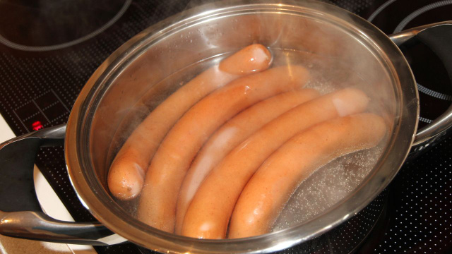 Adicione isso à água do cozimento da salsicha: o cachorro-quente ficará incrível