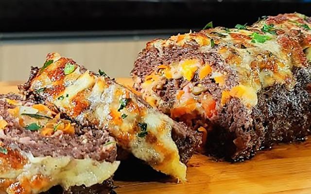 Rocambole de carne suculento que aprendi com a minha avó nos almoços de domingo