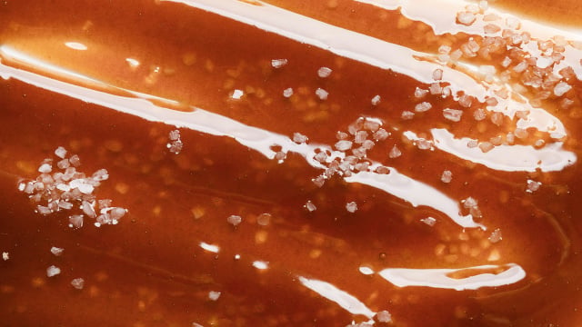 Técnicas profissionais de confeitaria utilizam o sal para realçar cores e texturas em sobremesas clássicas. (Foto: Shutterstock)