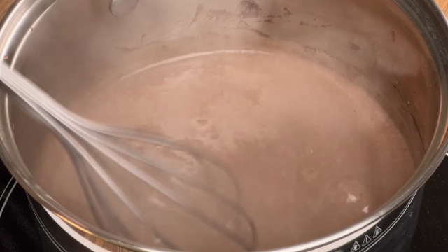 A calda fica cremosa e perfeita para acompanhar os churros crocantes de aveia (Créditos: Reprodução / YouTube @Köstlich_mit_Eugene)