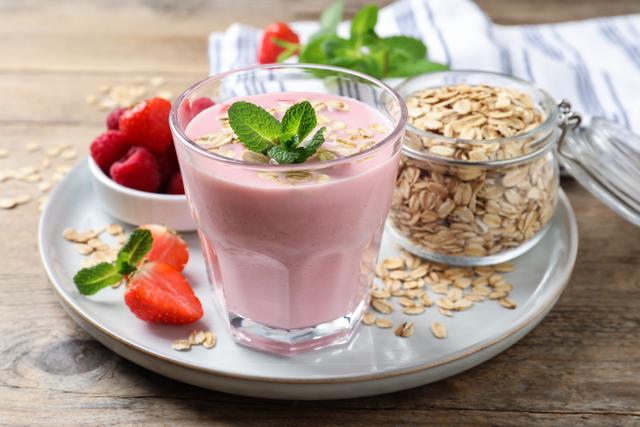 11 motivos para incluir essa bebida de aveia com morango no seu café da manhã