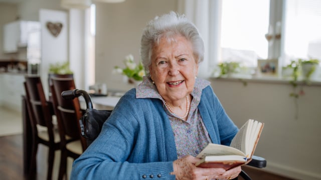 Mulher feliz aos 100 anos: "As pessoas esperam que eu diga que gosto de fazer exercícios e de comer de forma saudável, mas também adoro vinho e chocolate. Adoro estar viva e amo tudo o que faço e vejo"