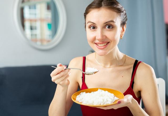 Coma arroz branco desse jeito que você não vai engordar: esse é o segredo das nutricionistas!