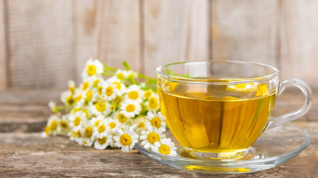 O chá de camomila tem um sabor suave e é muito fácil de fazer (Créditos: Shutterstock)