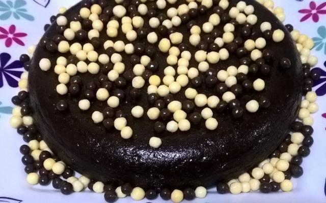 Como o próprio nome já diz, a receita de brigadeirão de 10 minutos é muito rápida de preparar (Créditos: Monique Alvear/TudoGostoso)