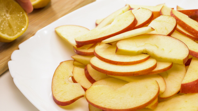 É assim que como maçã em jejum pela manhã: 3 ingredientes e fica muito mais gostoso