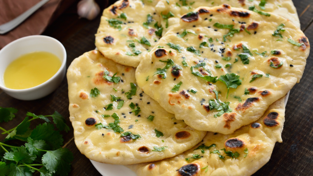 Pão nuvem de ervas na frigideira: o lanche fofinho que fica pronto em minutos
