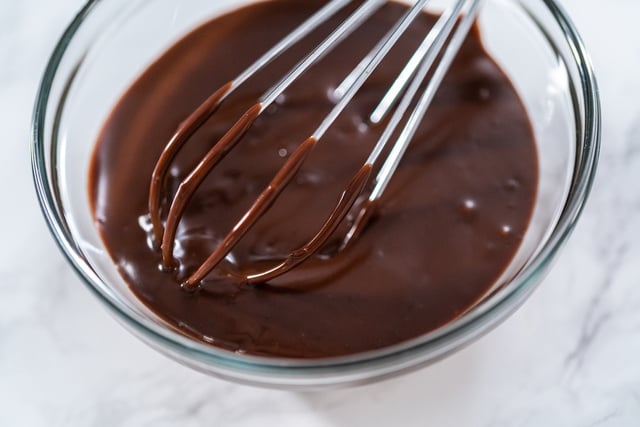 Uma bebida doce e quentinha para esquentar quem acordou no frio: receita de chocolate quente meio a meio em uma caneca só!