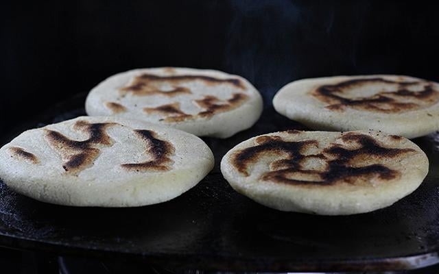 O melhor pãozinho de aveia de frigideira que eu já fiz usa um ingrediente secreto para deixá-lo ainda mais gostoso