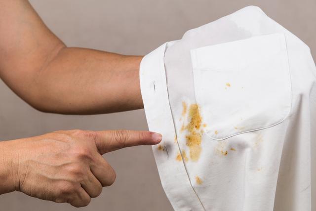 Como tirar as manchas amareladas das roupas brancas