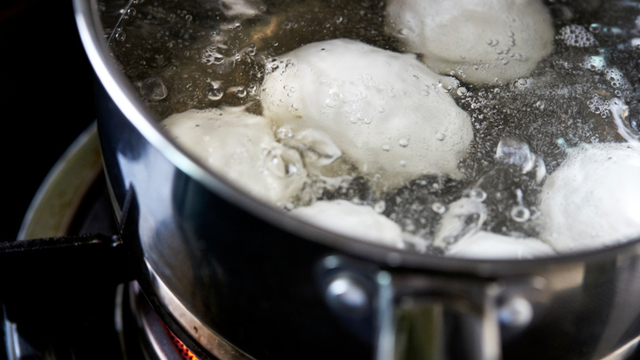 Por que você deve sempre adicionar uma fatia de limão à água do cozimento dos ovos