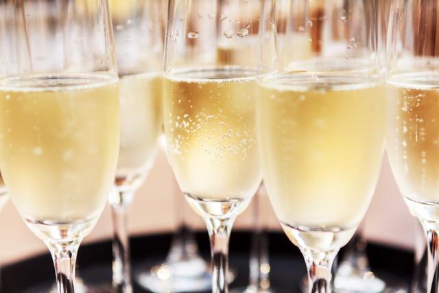 Champagne e espumante são a mesma coisa? Descubra como escolher a bebida certa para as festas de fim de ano!