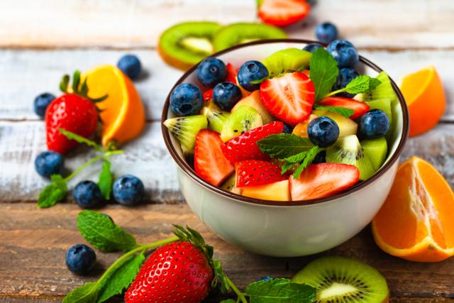 salada de frutas como sobremesa depois do almoço. (créditos: Shutterstock) 