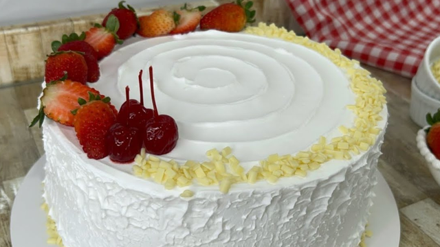 Vou fazer esse bolo para o aniversário da minha avó: massa de pão-de-ló econômica e recheio branco pronto em 3 minutos