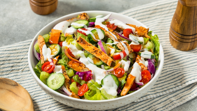 Não sabe o que jantar? Esta salada completa é a solução nutritiva, deliciosa e rápida de fazer
