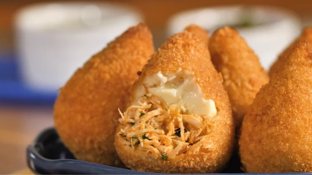 Essa coxinha de pão de forma do TudoGostoso fica tão crocante e recheada que ninguém acredita como é fácil de fazer