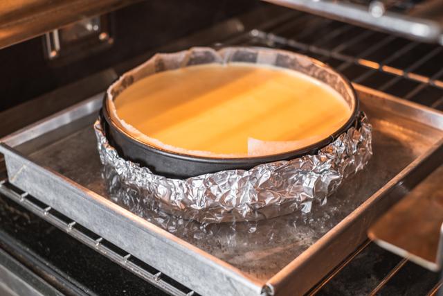 A cheesecake sem gelatina deve ser assada em banho-maria (Créditos: Shutterstock)