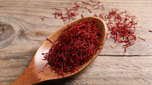 O açafrão verdadeiro, que é retirado do miolo de flores, também é excelente para combater inflamações (Créditos: Shutterstock)