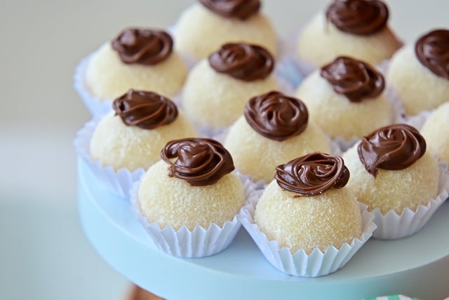 Dá para fazer um bom brigadeiro de leite ninho sem usar o fogão? TudoGostoso revela segredo para ele ficar cremoso e fácil de modelar
