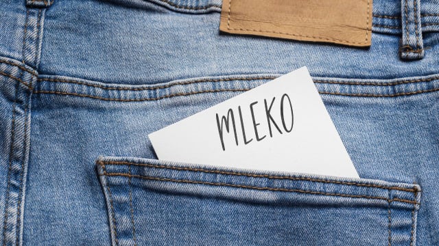 Papeis esquecidos no bolso de peças de roupa podem deixar as peças sujas mesmo após a lavagem na máquina (Créditos: Shutterstock)