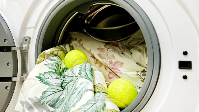 Poucas pessoas sabem como uma simples bola de tênis pode transformar a lavagem da roupa