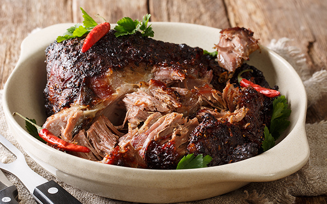 Queria ter aprendido essa receita antes: pernil suculento pronto em tempo recorde com molho de goiabada