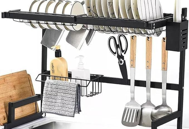 Escorredor de pia multifuncional com design vertical que economiza espaço, organiza utensílios e mantém a cozinha prática e moderna (Divulgação: Amazon).