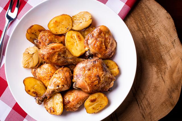 Não perca tempo na cozinha: como fazer frango com batata na airfryer juntos de uma vez só