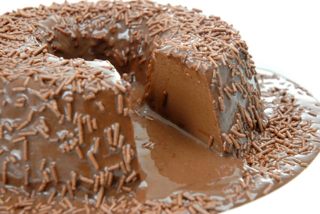 Brigadeirão cremoso em menos de 15 minutos parece um sonho, mas é realidade: aprenda a receita da sobremesa fácil