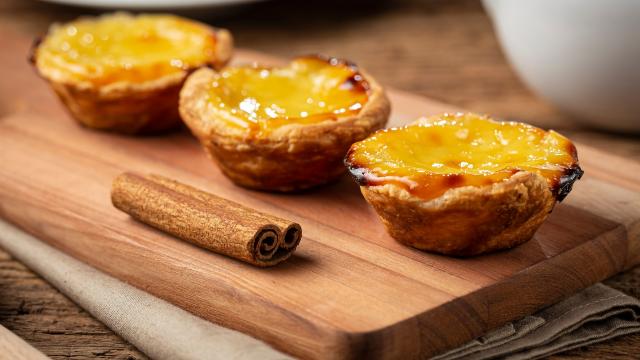 O pastel de belém tem um textura muito cremosa por dentro (Créditos: Shutterstock)