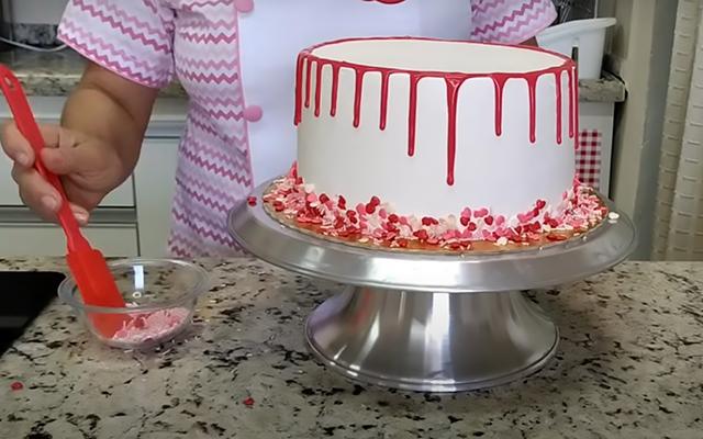 Bolo pronto em 1 hora desde a massa até a finalização que aprendi com uma culinarista: receita é o bolo de festa mais rápido e gostoso que você vai fazer