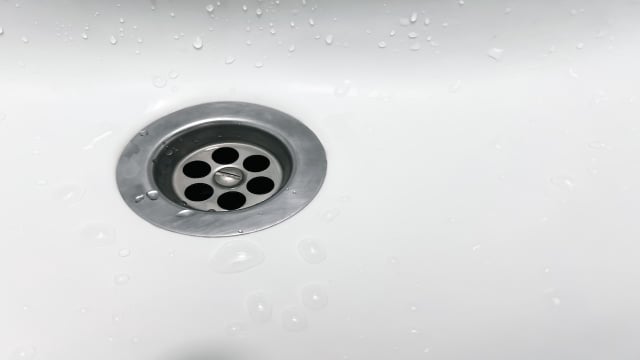 Adeus banheiro fedido: é por isso que o ralo continua com cheiro mesmo depois da limpeza