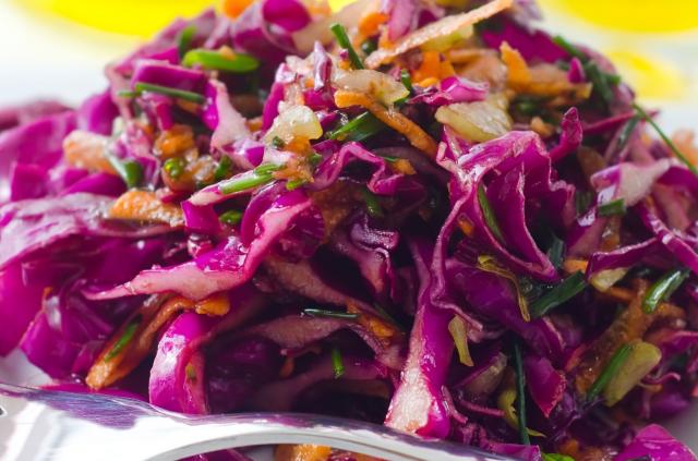 Rende muito e é uma delícia: salada de repolho de restaurante famoso é simples e segredo ta no molho!