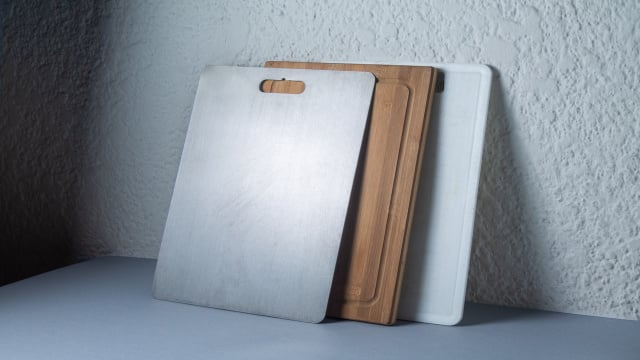É melhor usar tábua de corte de madeira, plástico, metal ou vidro? TudoGostoso explica a diferença entre cada uma delas
