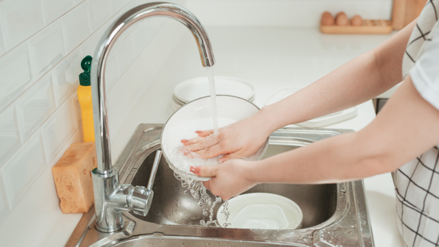 5 truques que vão te ajudar a lavar a louça em menos tempo, com menos esforço, mais rapidez e facilidade